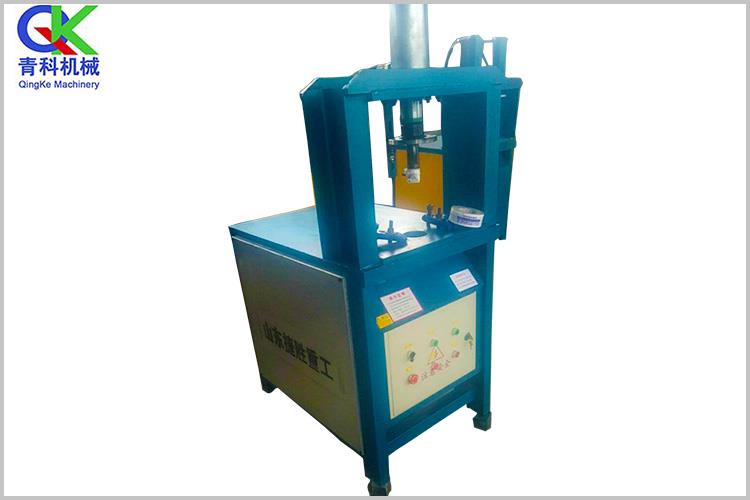 機器上的活動部件，移動時會超出機座和底腳范圍，機器開動時，任何人不得進入上述危險區